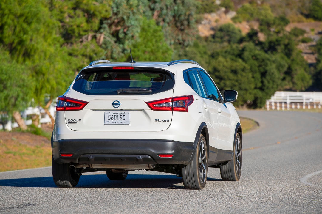 Vue arrière du Nissan Qashqai stationné sur la route.