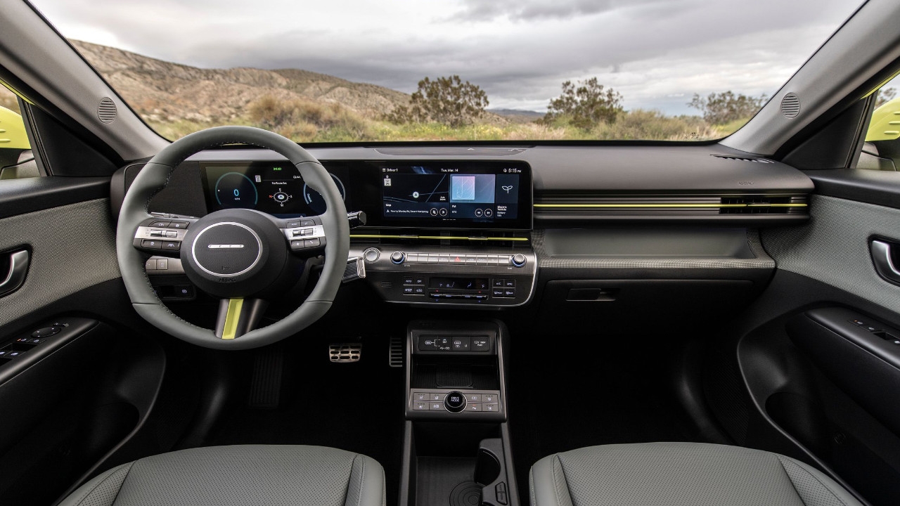 vue de l'habitacle et du tableau de bord d'une Hyundai Kona 2025