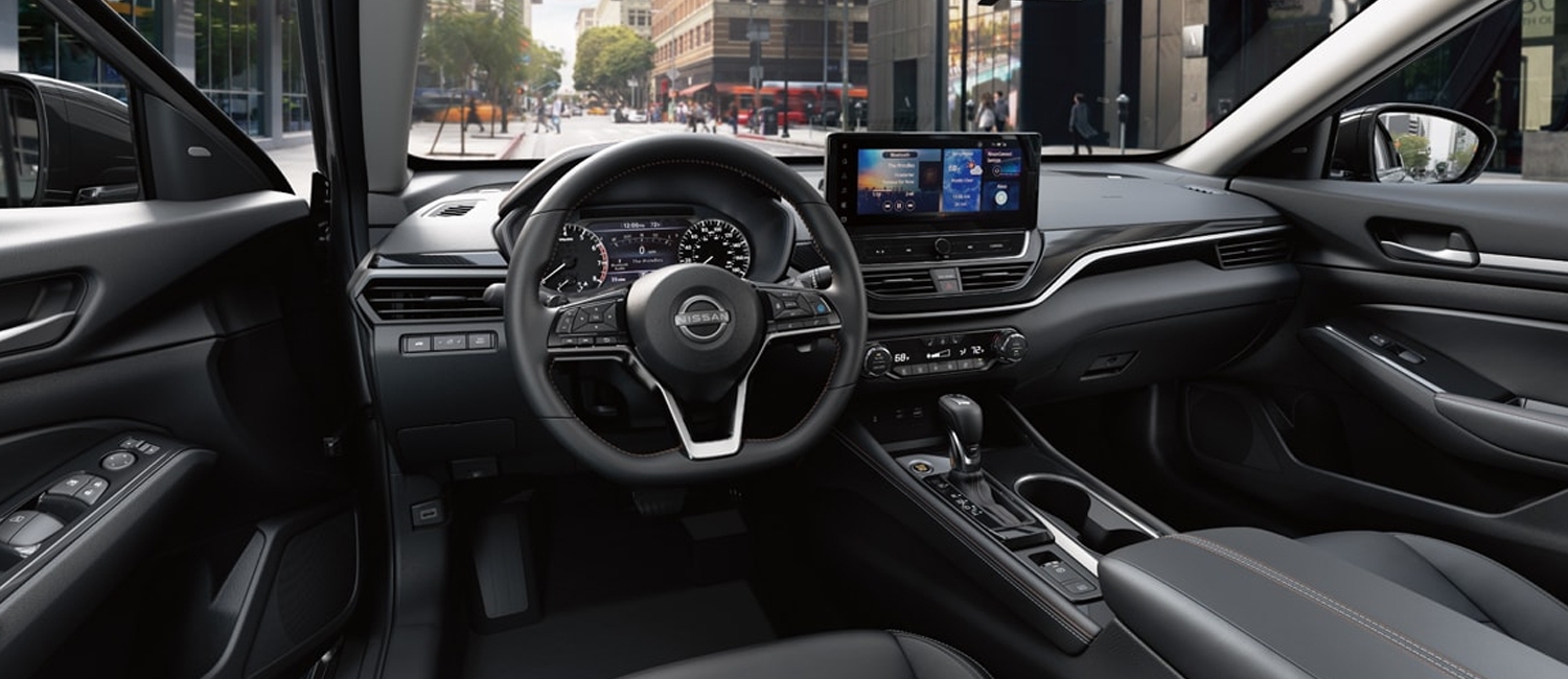 Vue de l'intérieur de la nissan altima 2024