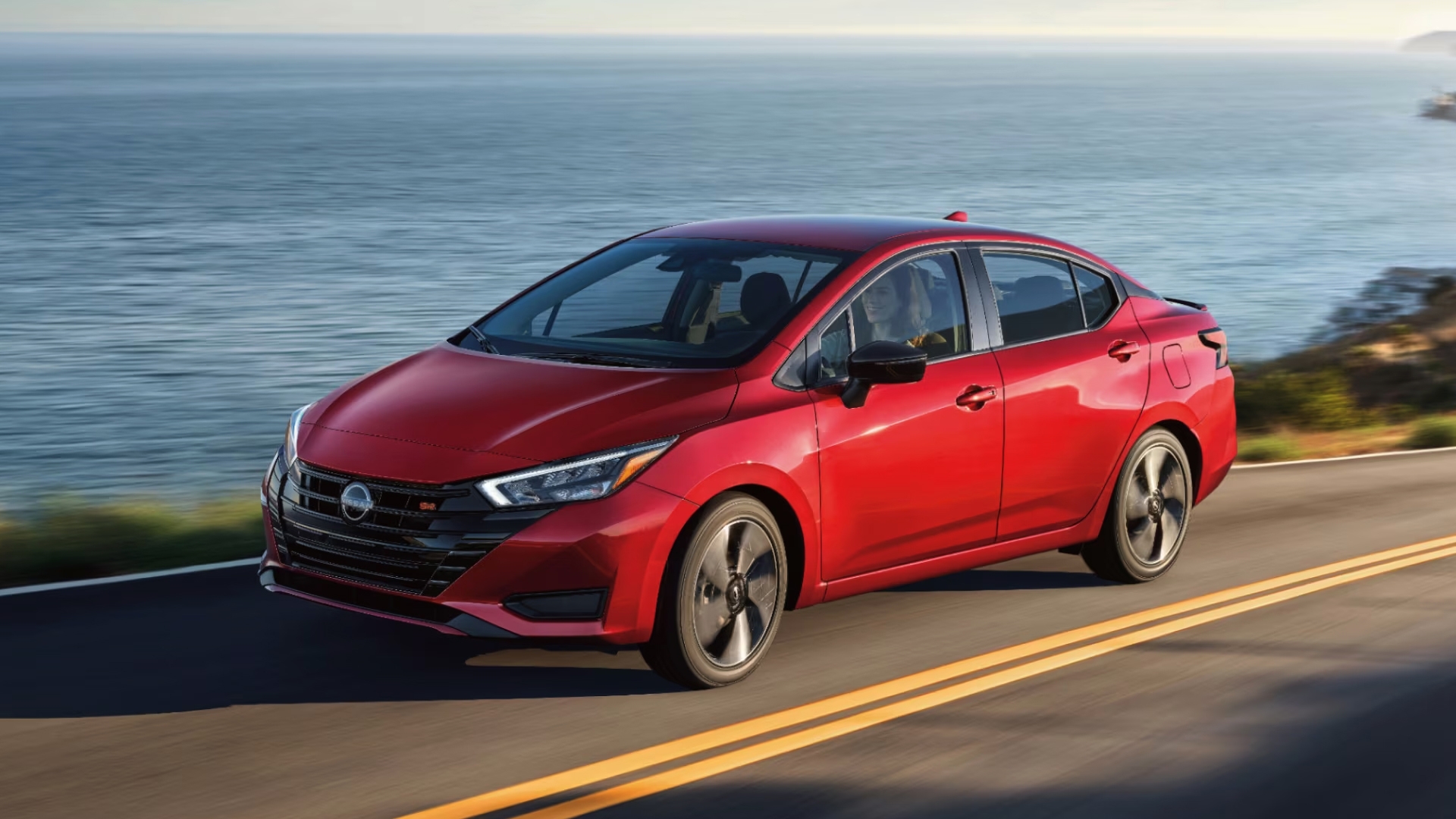 Vue latérale de la nissan versa 2025 sur route