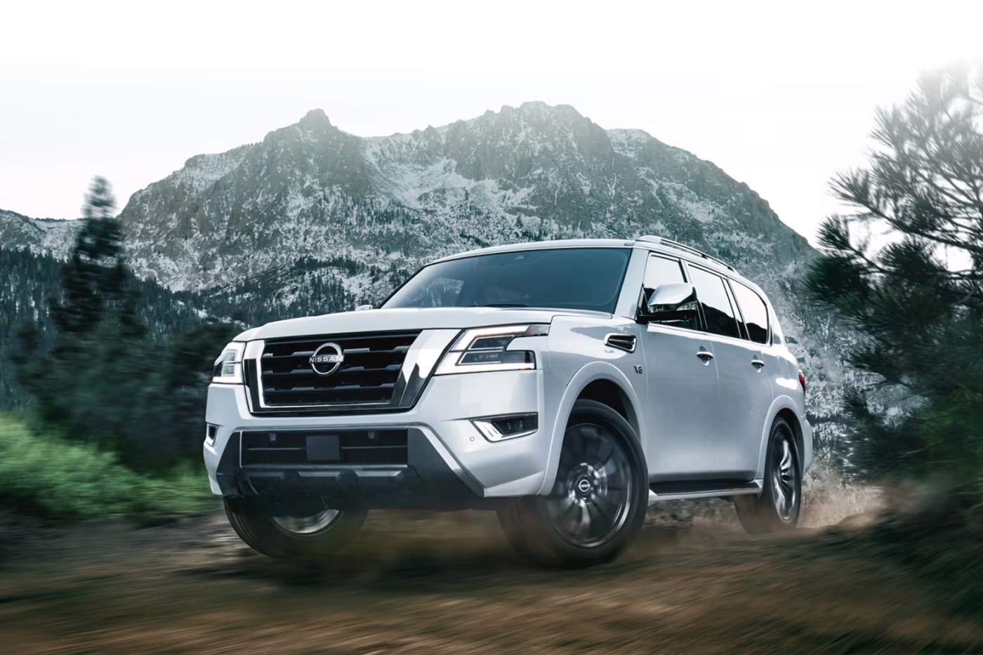 Vue 3/4 avant et latérale du Nissan Armada 2025 en puissance sur une sentier escarpé
