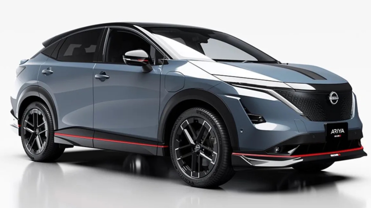 vue latérale avant d'une Nissan Ariya 2025
