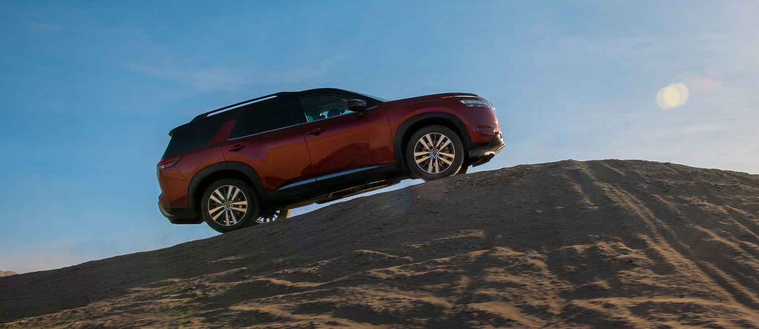  Nissan Pathfinder 2024 montant une montagne de sable