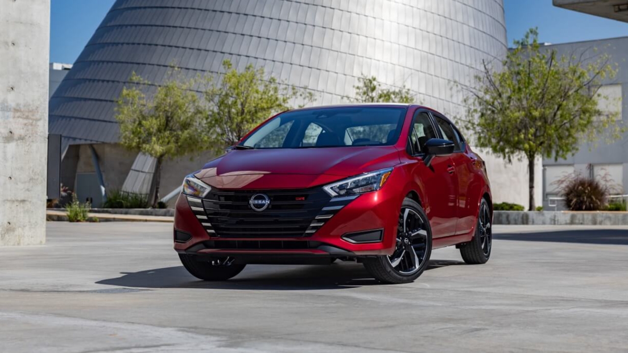vue latérale avant d'une Nissan Versa 2025