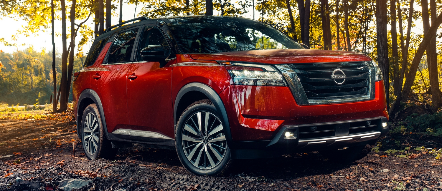 Nissan Pathfinder 2024 sur sable dans le désert