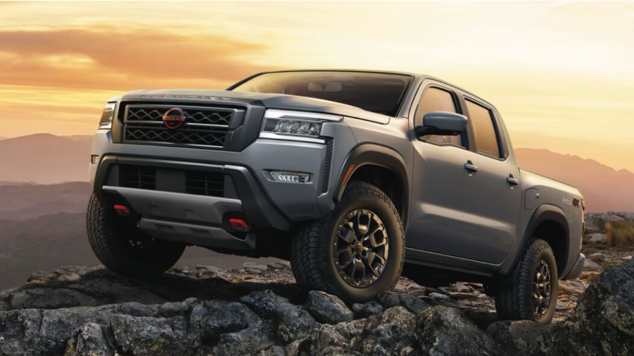 vue latérale avant d'une Nissan Frontier 2025