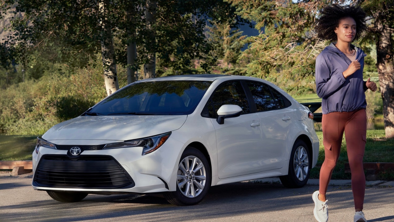 vue latérale avant d'une Toyota Corolla 2025