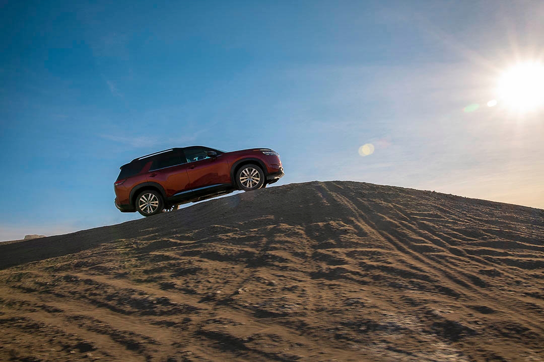 vue latérale du Nissan Pathfinder 2022 au sommet d'une colline