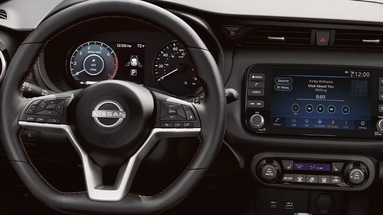 vue de l'habitacle et du tableau de bord d'une Nissan Kicks 2025