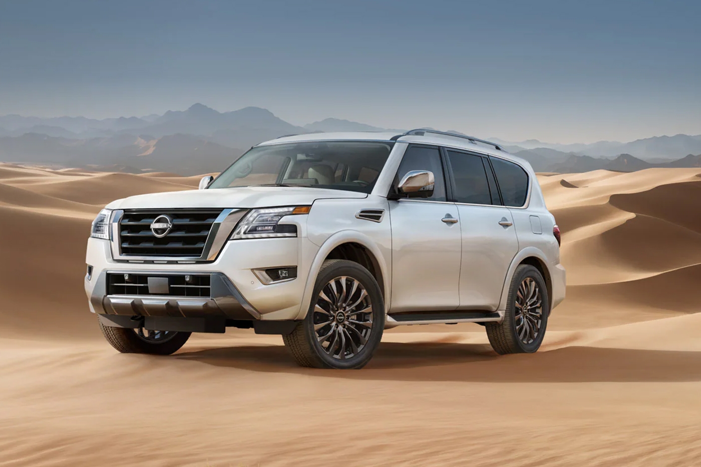 Vue 3/4 avant et latérale du Nissan Armada 2025 traversant un désert