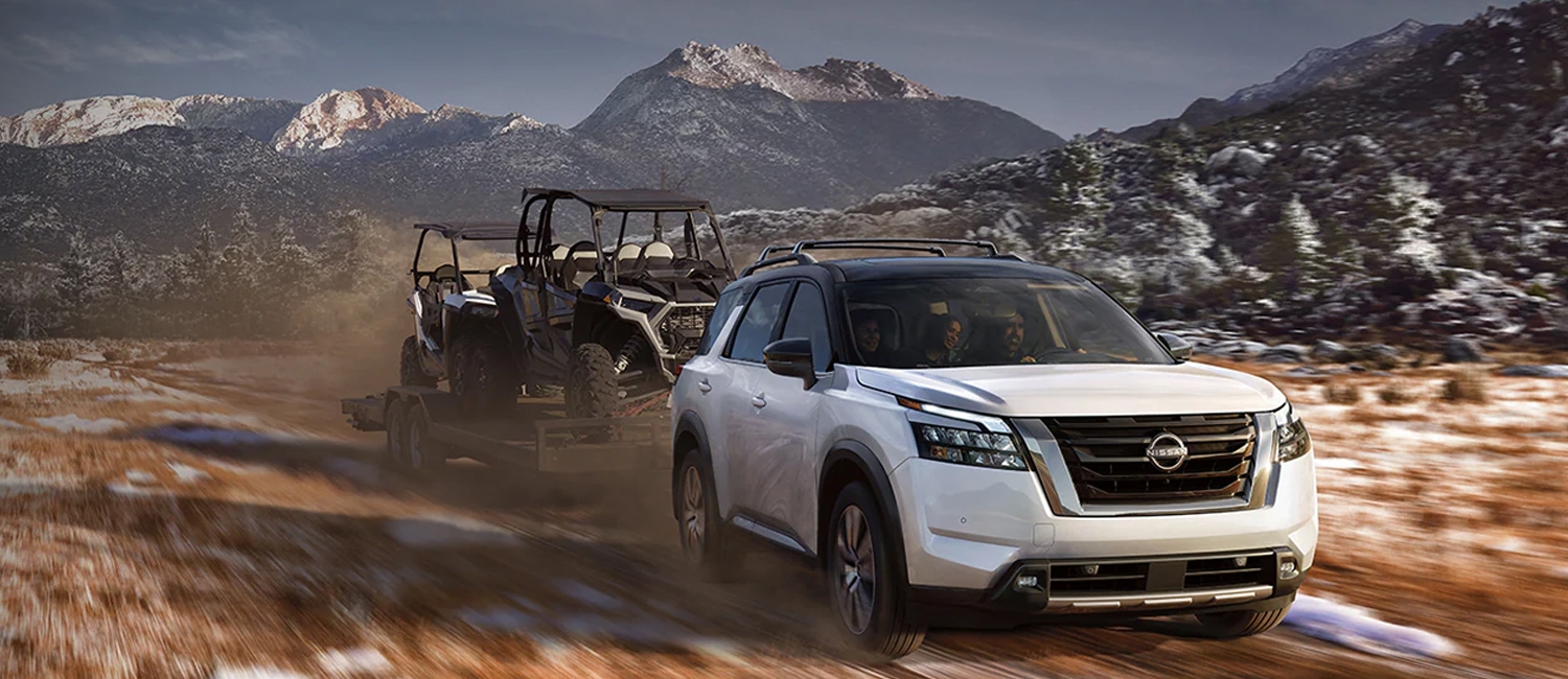Vue latérale du Nissan Pathfinder 2025 en pleine puissance
