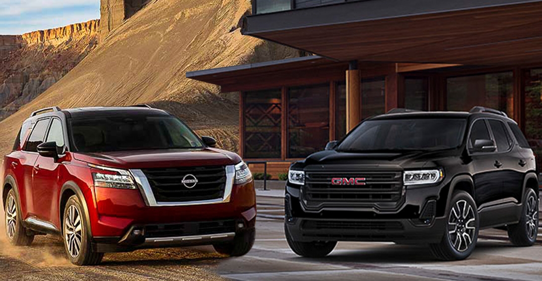 Comparatif entre le Nissan Pathfinder 2022 (gauche) et le GMC Acadia 2021 (droite)